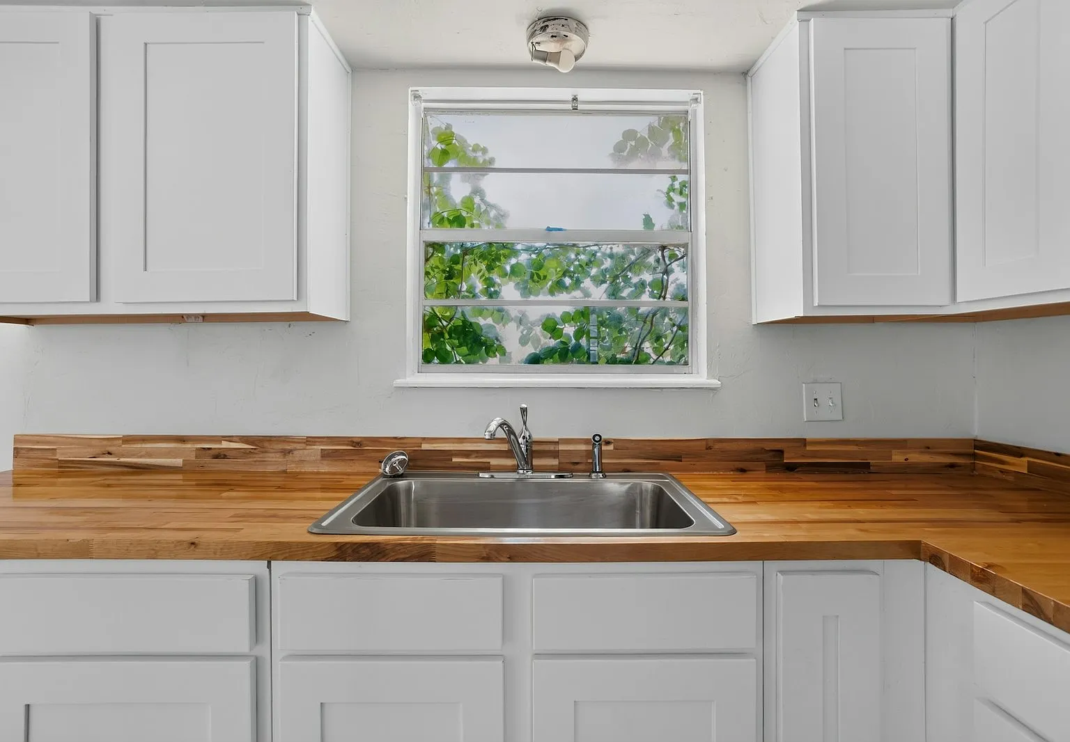 1004 Lotus Avenue — Photo 3