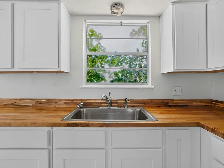 1004 Lotus Ave — Photo 3
