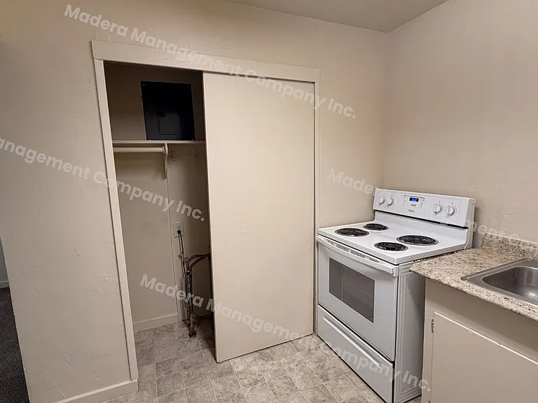210 N C St — Photo 11