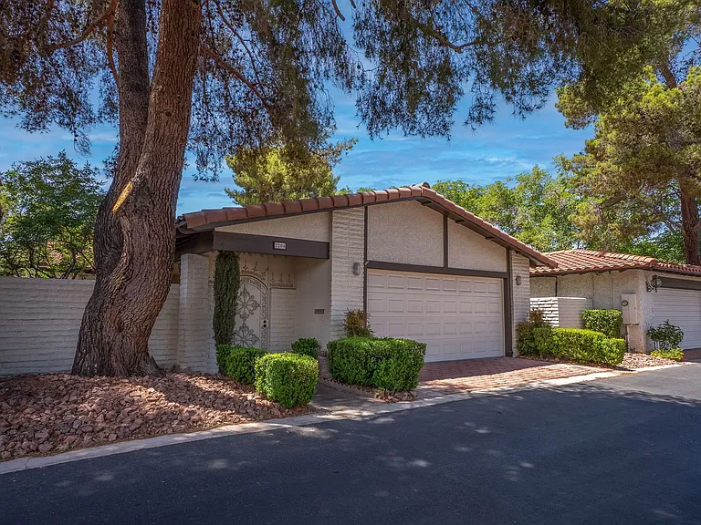 2204 Plaza Del Robles — Photo 36