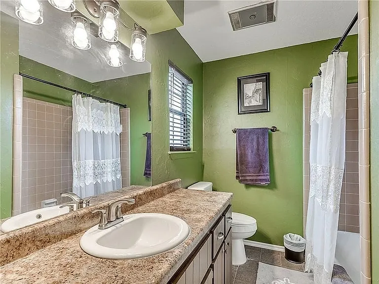 2104 Whiteoak Cir — Photo 35