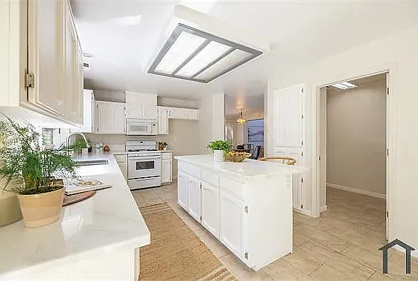 5 bed, 2189 sqft, $4,400 — Photo 3
