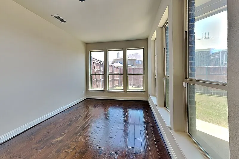 5 bed, 4.0 bath, 4361 sqft, $4,199 — Photo 3