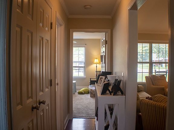 4th image of 594 Peachtree Cir