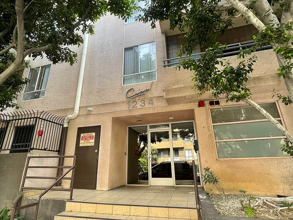 1234 Las Palmas Ave