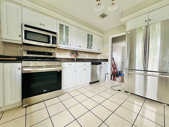 3rd image of 18 Andrew Ct Floor 2