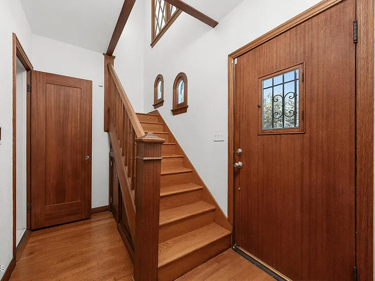 900 E Glenoaks Blvd — Photo 2