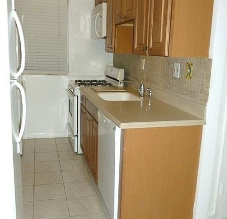5th image of 264-08 73rd Ave