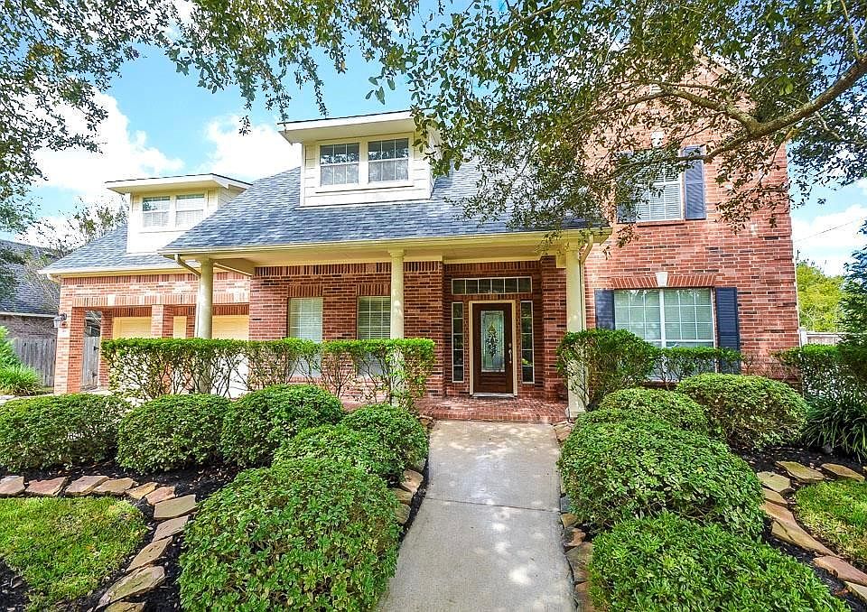 Gorgeous 4 bedroom home in Grand Lakes. Fresh paint and new hardwood flooring throughout the entire home. Backs to gorgeous lake