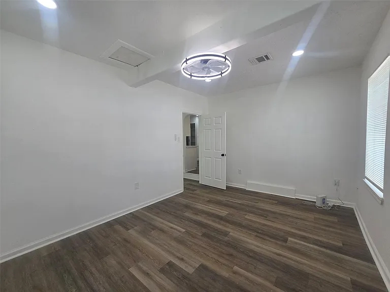 5102 Avenue L — Photo 19