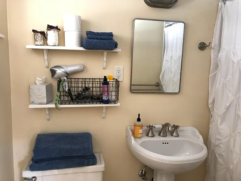 Small Bathroom (Full Bath)