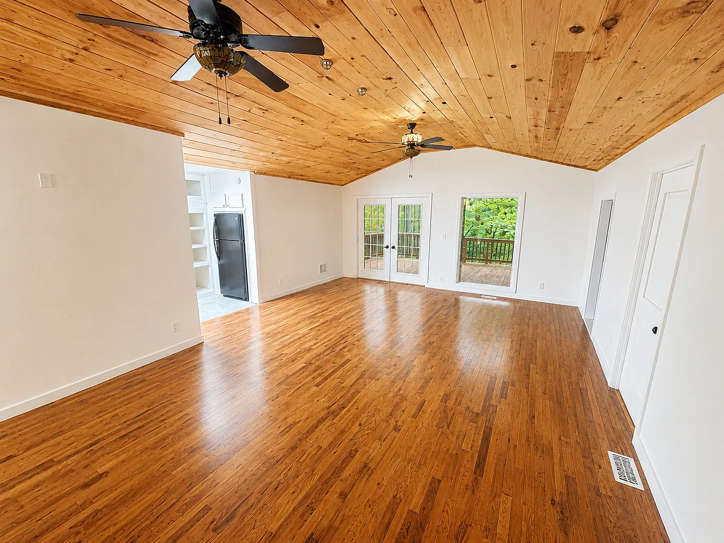2 bed, 1000 sqft, $1,100 — Photo 2