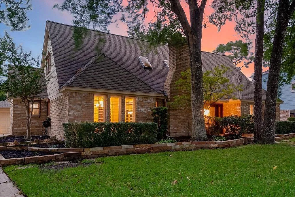 4 bed, 2.5 bath, 2653 sqft, $2,300 — Photo 1