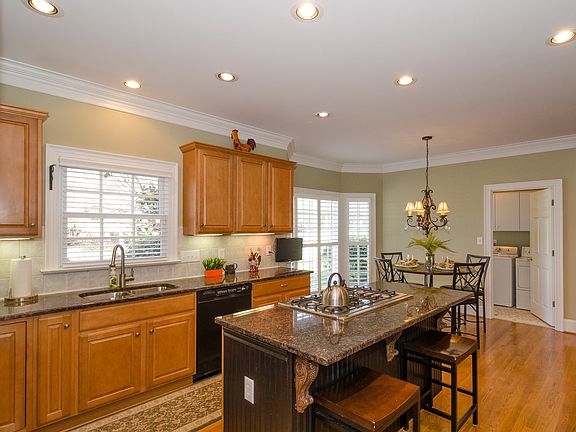5th image of 206 Cross Vine Ln