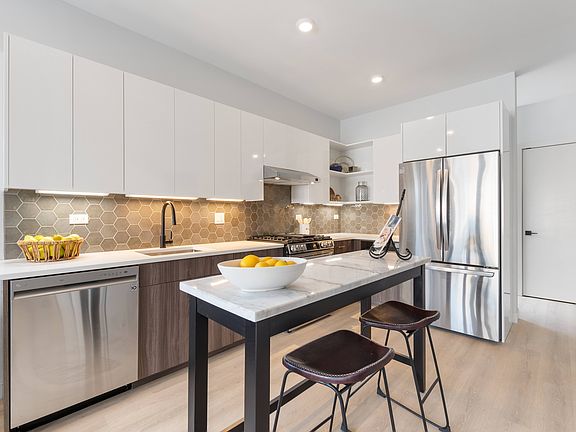 2nd image of 948 W Sunnyside Ave #312