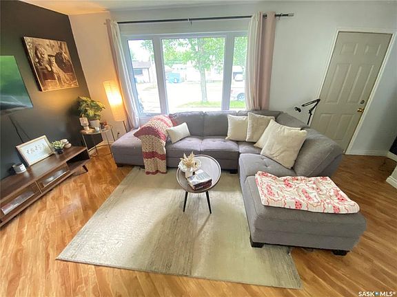 4th image of 65 Irwin AVENUE