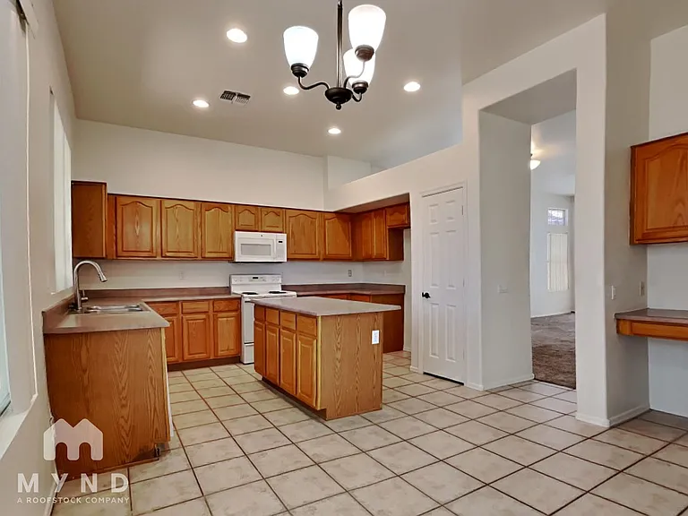 4528 E Rowel Rd — Photo 9