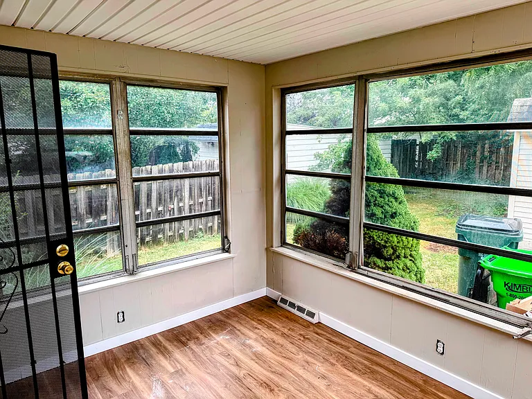 10806 Plymouth Ave — Photo 16