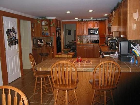 Spacious Breakfast Bar