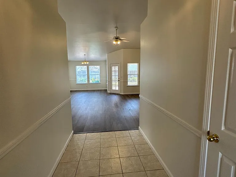 6678 N Western Ave — Photo 2