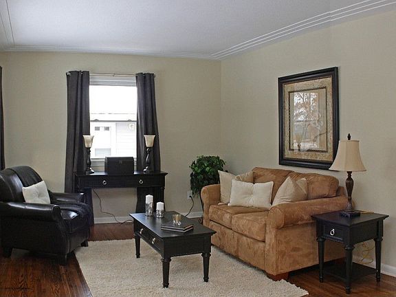 Light, bright living room open to kitchen w/hardwood floors