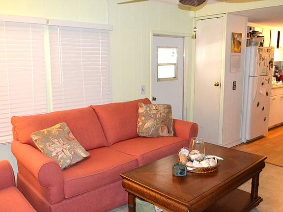 3rd image of 984 Olive Dr