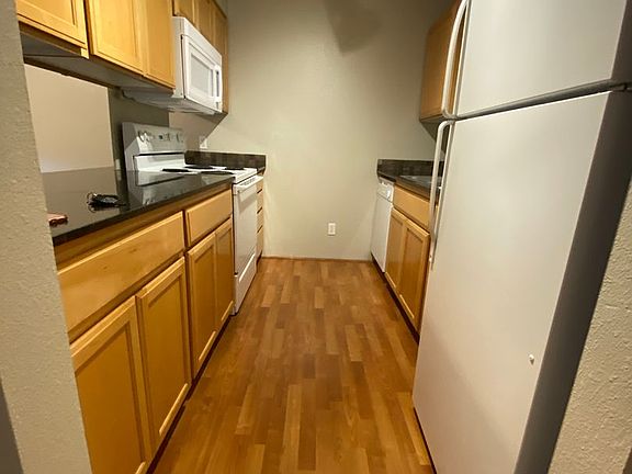 3rd image of 721-723 E Linden Ave #310