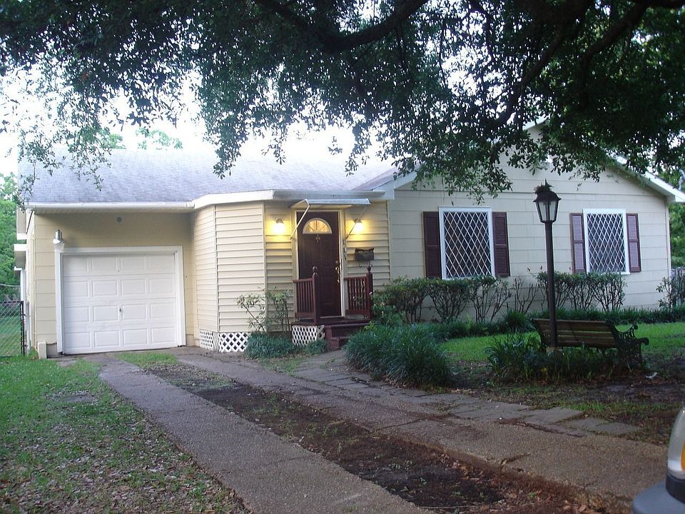 Lots of shades and beautiful curb appeal