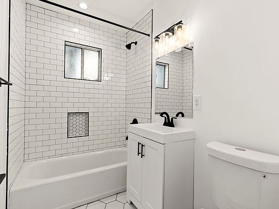 4th image of 414 N Maple Dr #105