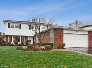 10 E Appletree Ln, Arlington Heights, IL 60004