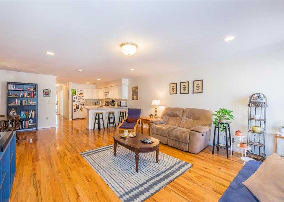 2nd image of 112 Erie St #1
