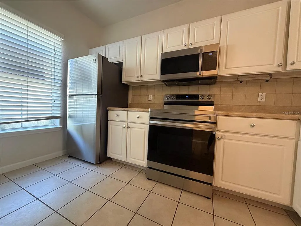 2 bed, 2.5 bath, 1275 sqft, $1,550 — Photo 2