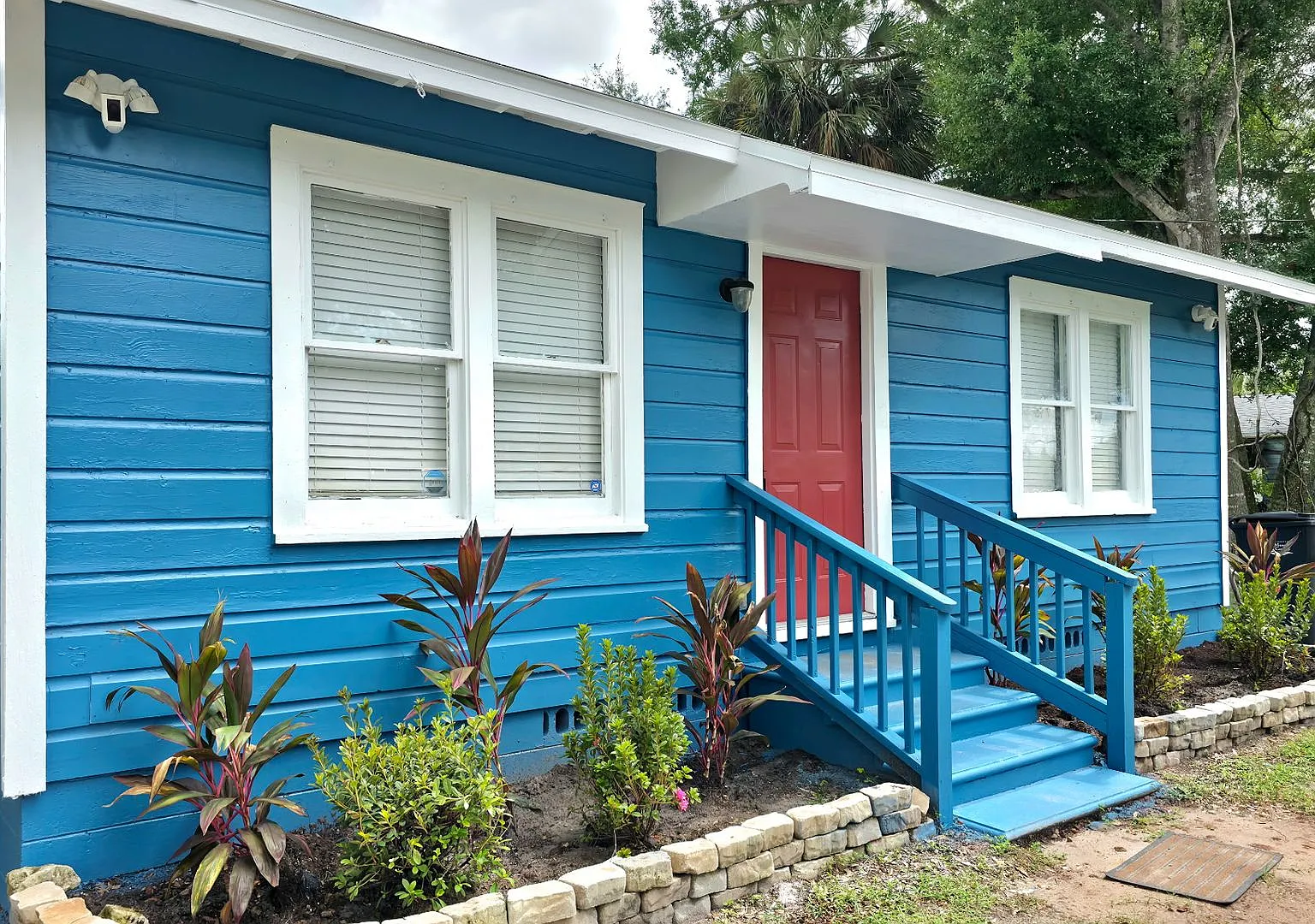 Cozy 2-Bedroom Home with Fenced Backyard WiFi & Lawn Care Included! — Photo 1