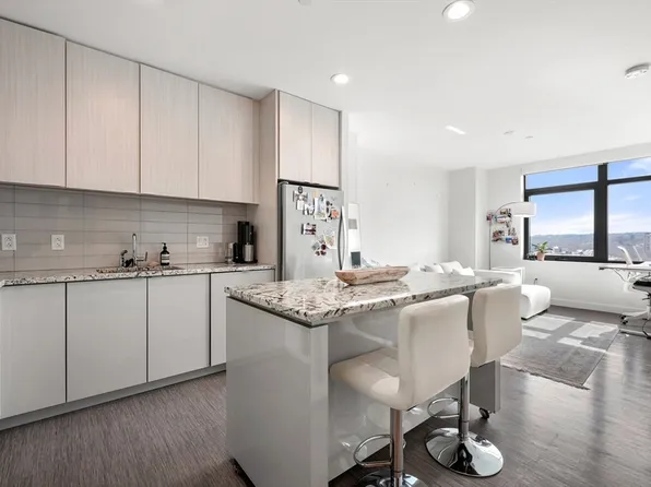 80 Fenwood Rd Unit 906, Boston, MA 02115