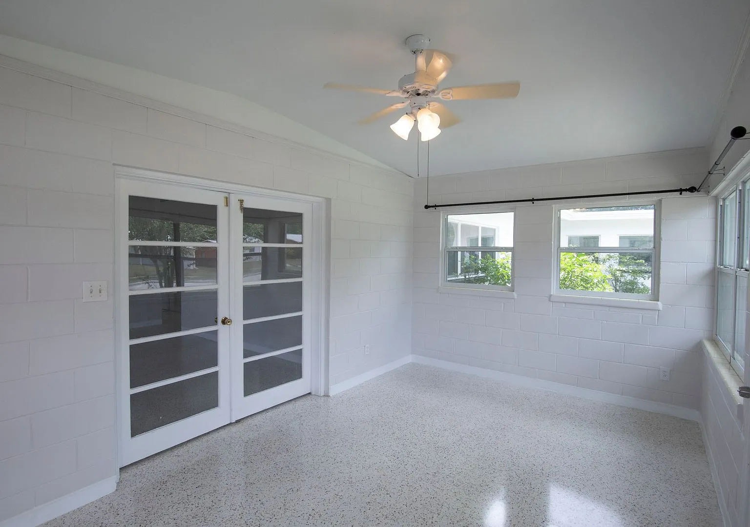 2/1 duplex with carport in Winter Park — Photo 3