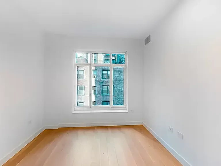 115 E 55th St #15D — Photo 3
