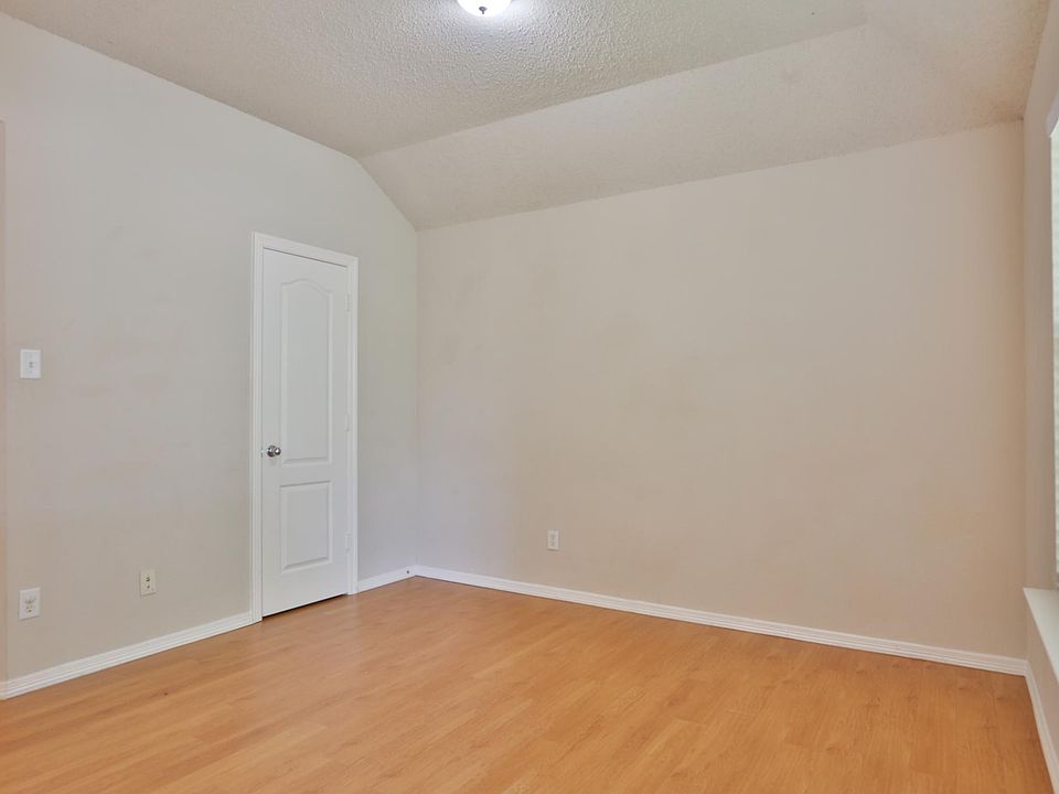 2nd image of 624 Andover Ln