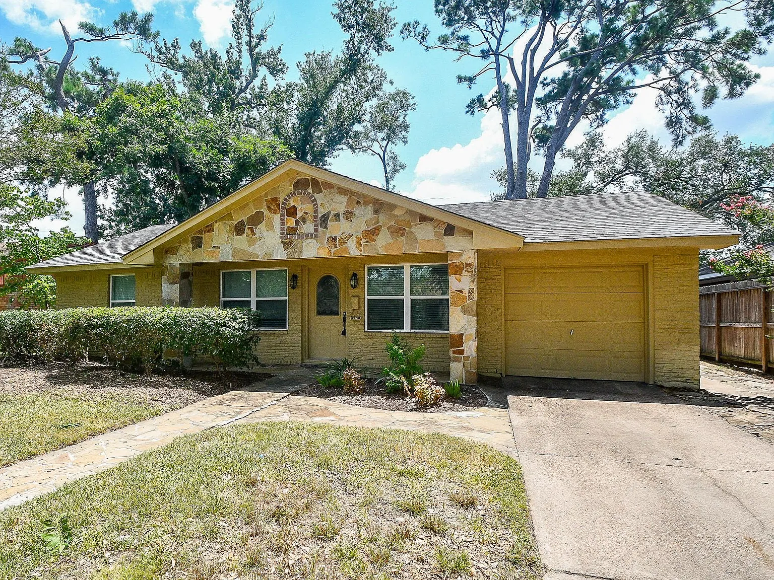 3 bed, 1576 sqft, $2,400 — Photo 2