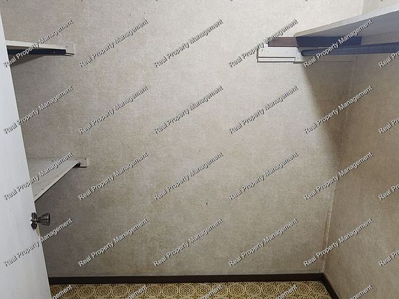 2nd image of 2033 Calumet Ave #1