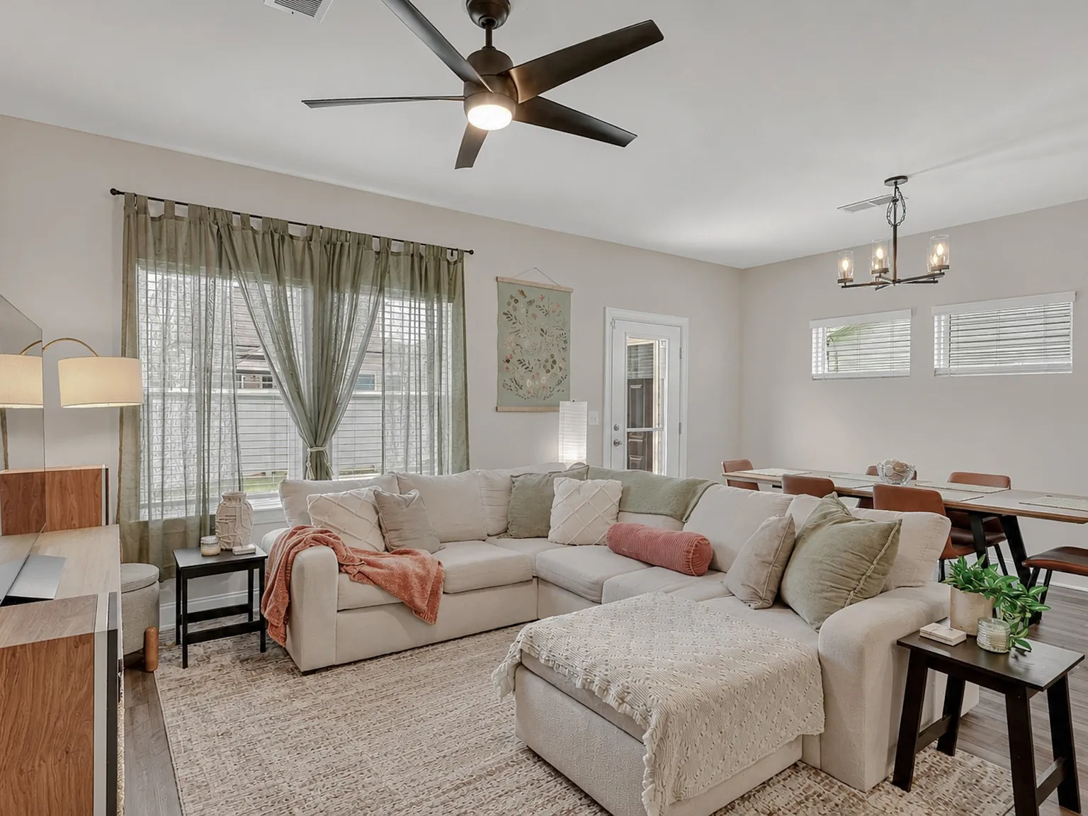 3 bed, 2.5 bath, 1700 sqft, $2,500 — Photo 2