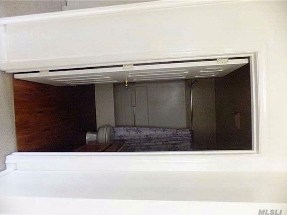 4th image of 111 Empire Ct #111