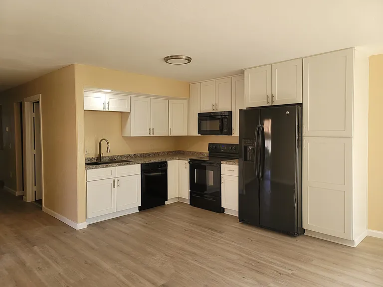 532 W 9th St #101 — Photo 6