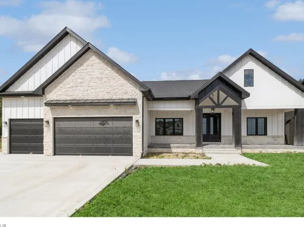 17781 Townsend Dr, Clive, IA 50325