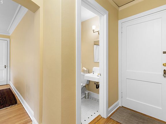 4th image of 709 SW 16th Ave