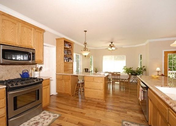3rd image of 19150 Golden Oaks Ct