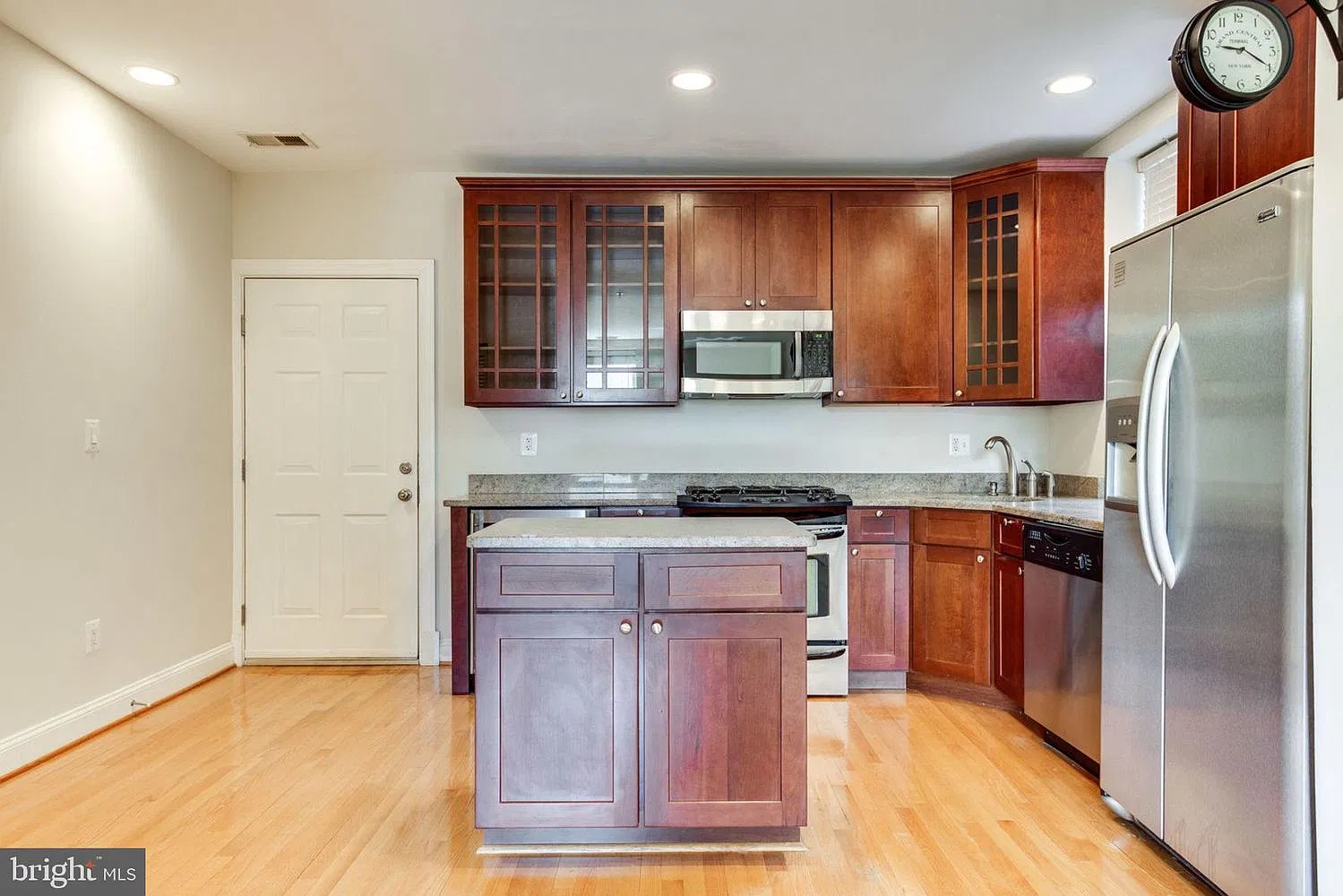 1 bed, 570 sqft, $1,900 — Photo 3