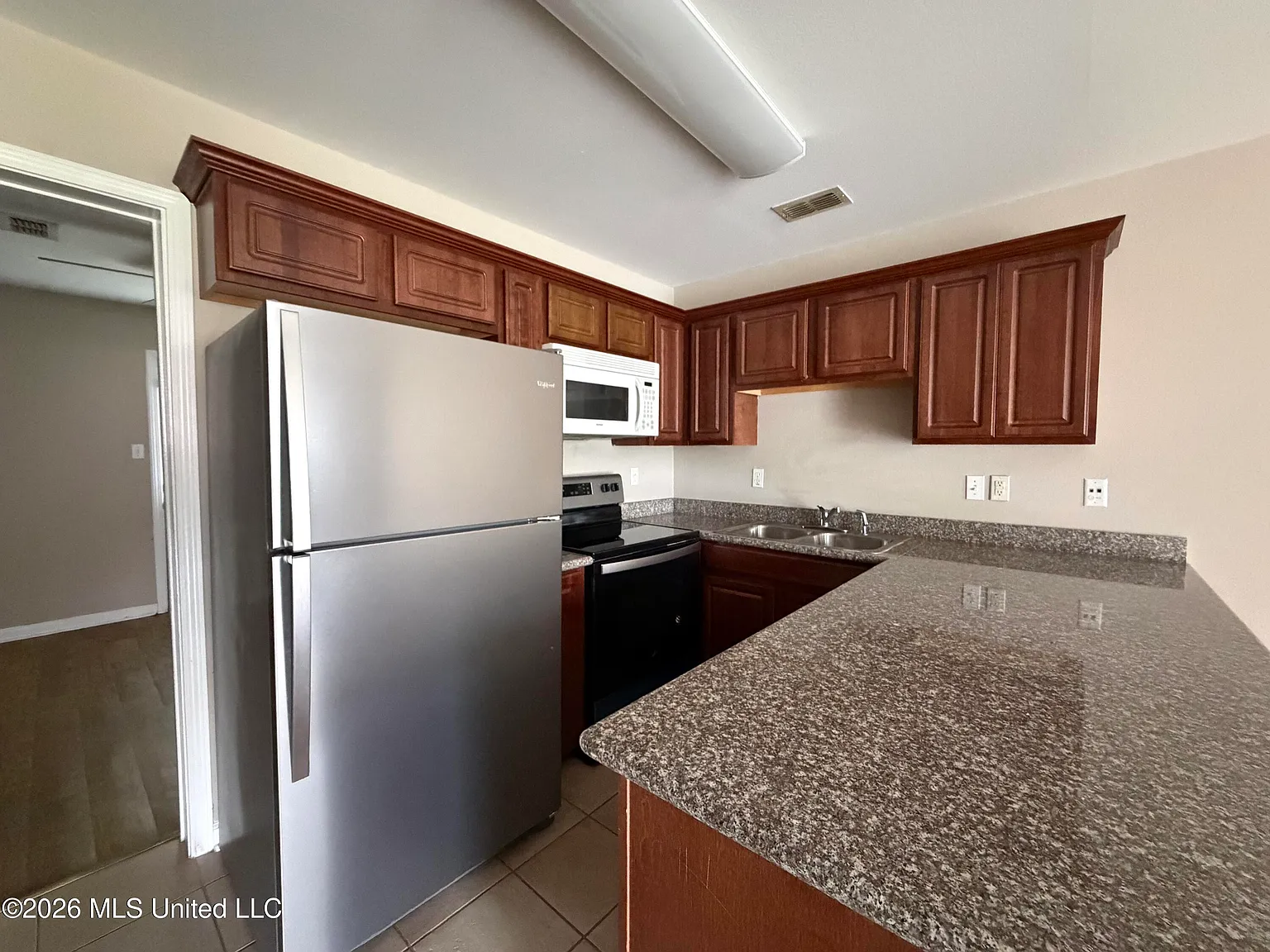 3 bed, 2.0 bath, 1000 sqft, $1,100 — Photo 3