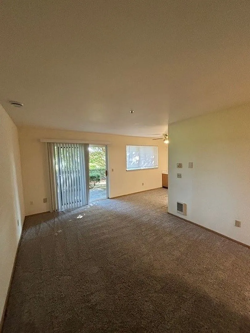 English Gardens Apartments — Photo 4