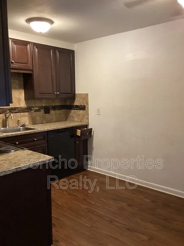 2 bed, 1.0 bath, $1,295 — Photo 2