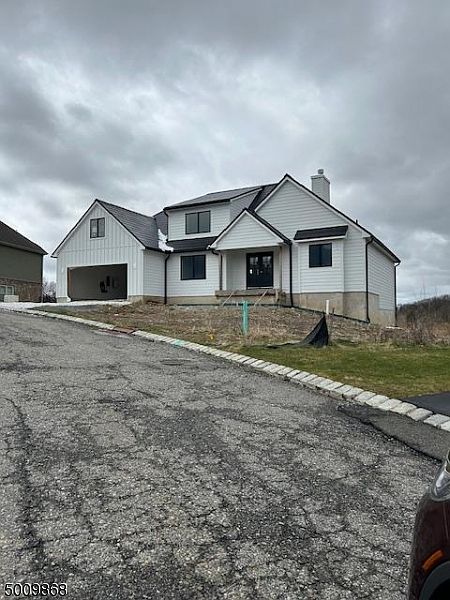 1st image of 25 WOODCOTT DR